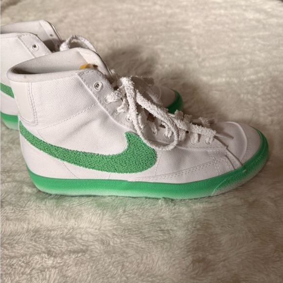Nike Blazer Mid 77 Women's Sneakers - White and Green Fade - Picture 2 of 6